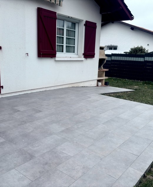 Projet de terrassement et pose de carrelage réalisé à Cambo-les-bains - JDC Maçonnerie