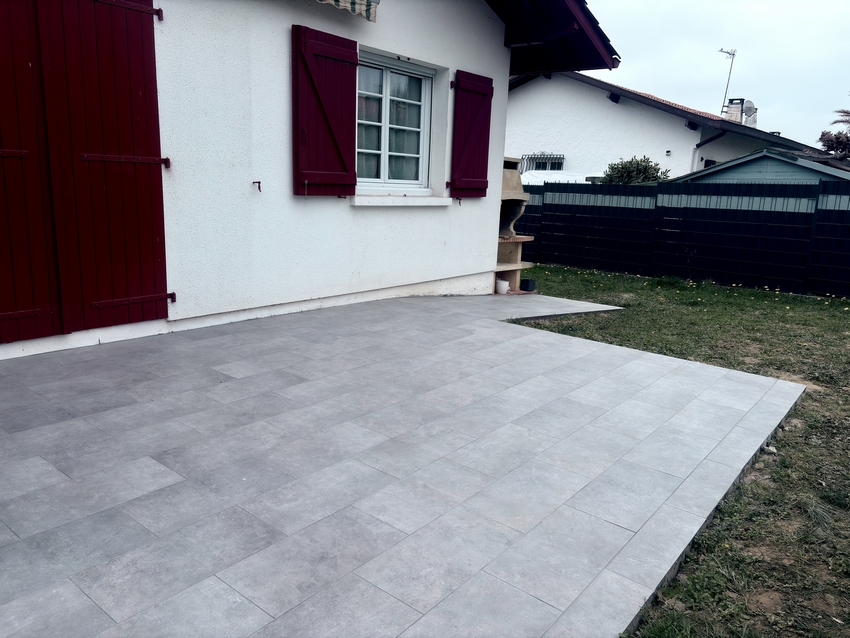 Projet de terrassement et pose de carrelage réalisé à Cambo-les-bains - JDC Maçonnerie