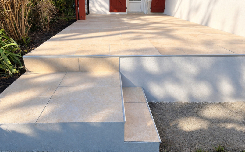 Aménagement extérieur d'une terrasse avec carrelage à Cambo-les-bains (64)
