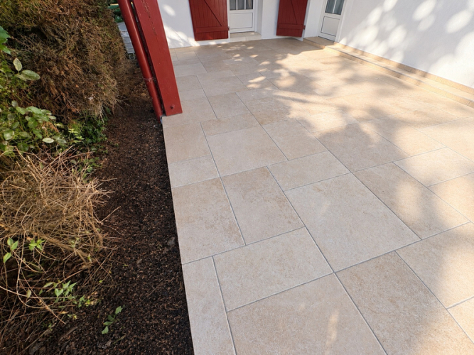 Aménagement extérieur d'une terrasse avec carrelage à Cambo-les-bains (64)