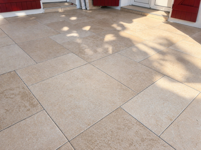 Aménagement extérieur d'une terrasse avec carrelage à Cambo-les-bains (64)