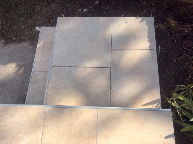 Aménagement extérieur d'une terrasse avec carrelage à Cambo-les-bains (64)