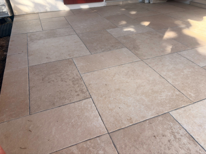 Aménagement extérieur d'une terrasse avec carrelage à Cambo-les-bains (64)
