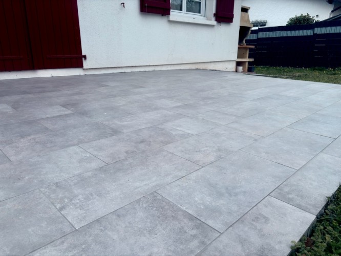 Projet de terrassement et pose de carrelage réalisé à Cambo-les-bains - JDC Maçonnerie