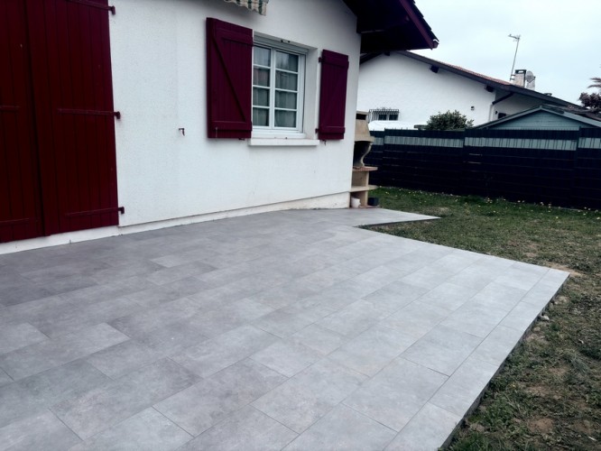 Projet de terrassement et pose de carrelage réalisé à Cambo-les-bains - JDC Maçonnerie