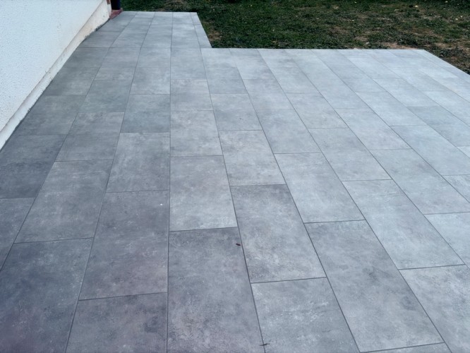 Projet de terrassement et pose de carrelage réalisé à Cambo-les-bains - JDC Maçonnerie