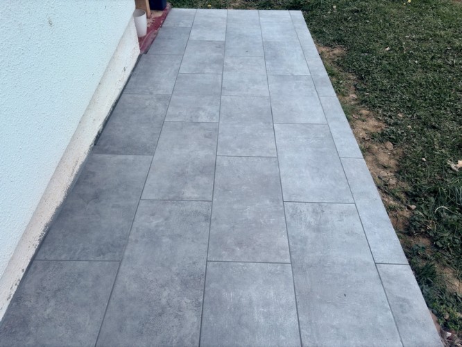 Projet de terrassement et pose de carrelage réalisé à Cambo-les-bains - JDC Maçonnerie