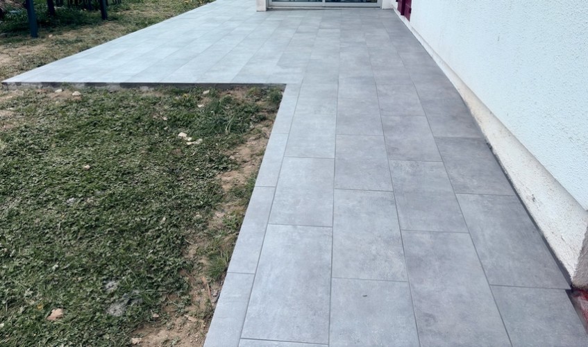 Projet de terrassement et pose de carrelage réalisé à Cambo-les-bains - JDC Maçonnerie